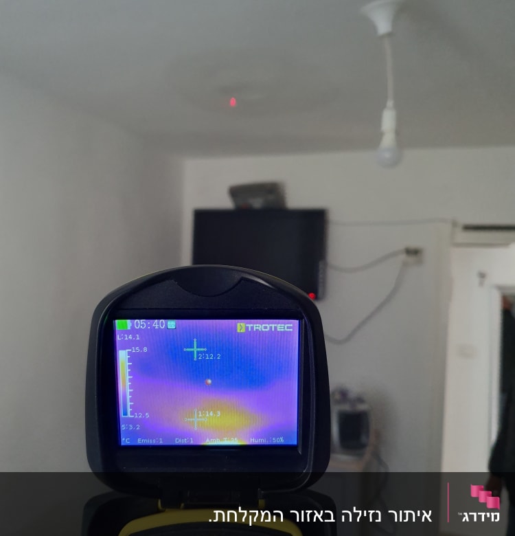 מצלמה תרמית מציגה תמונה עם אזורים חמים וקרים